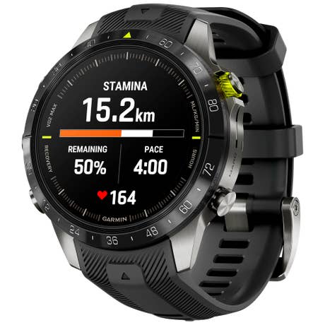 Garmin MARQ Athlete Gen2 - Seite mit Band schräg Garmin MARQ Athlete Gen2 - Seite mit Band schräg