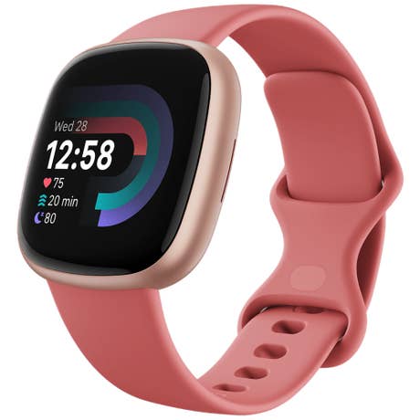 Google Fitbit Versa 4 - Seite mit Band schräg - Links - Sandrosa Google Fitbit Versa 4 - Seite mit Band schräg - Links - Sandrosa