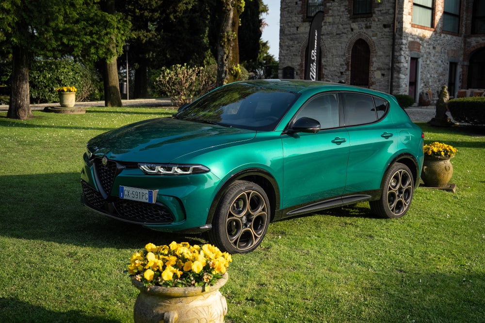 Alfa Romeo Tonale Intensa in der frontalen Seitenansicht.