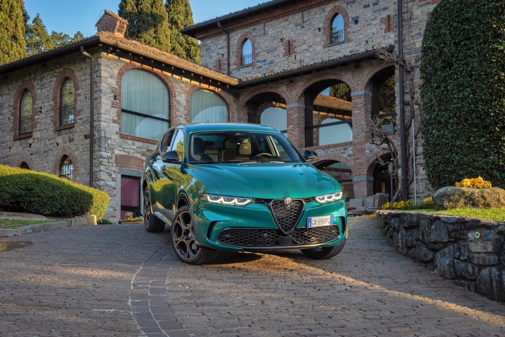 Alfa Romeo Tonale Intensa PHEV in der Frontansicht.