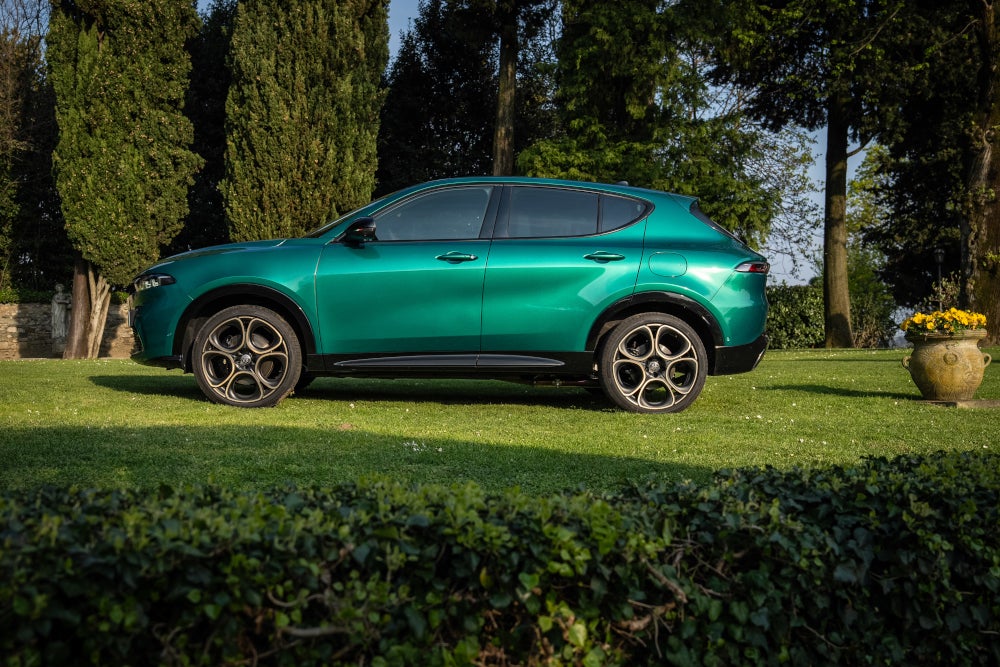 Alfa Romeo Tonale Intensa PHEV in der Seitenansicht.