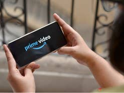 Amazon Prime Video: Reichlich Neuheiten im April Prime Video auf einem Smartphone in den Händen einer Frau.