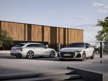 Audi A6 PHEV (2025) als Limousine und Kombi an Ladepunkten.