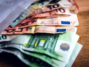 Bargeld: Euroscheine im Briefumschlag