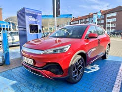 BYD Atto 3 im Test: Klein-SUV mit einigen Besonderheiten BYD Atto 3 im Test von inside digital an einer Ladesäule von Aral Pulse.