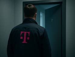 Vorsicht vor dieser Telekom-Rechnung Ein Vertreter mit einer Telekom-Jacke steht vor einer geöffneten Wohnungstür