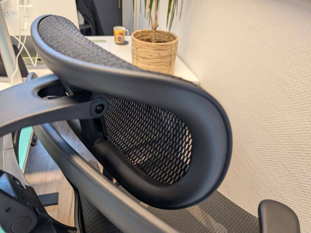 Die Nackenstütze stabilisiert Kopf und Nacken angenehm