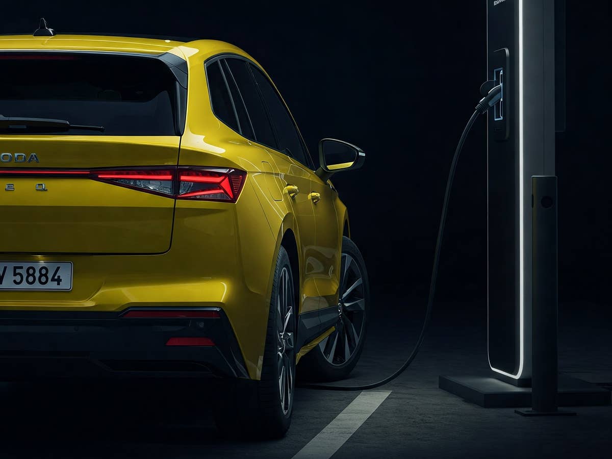 Skoda Enyaq an einer Ladesäule.