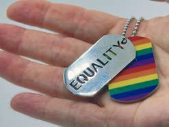 Equality und Pride-Flagge in der Hand