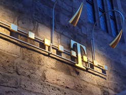 Goldenes Telekom-Logo an einer Mauer
