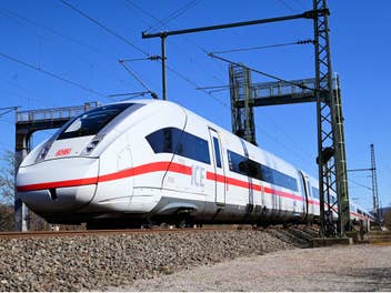 ICE auf freier Strecke auf dem Gleis.