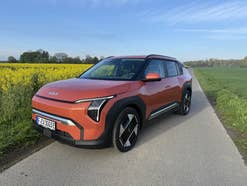 Kia EV3 im Test - So gut ist der neue Kompakt-SUV Kia EV3 in der seitlichen Frontansicht.
