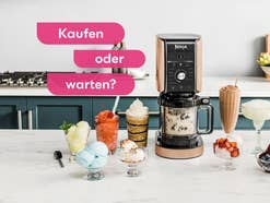 Ninja Creami Eismaschine: kaufen oder warten? Zu sehen ist die Eismaschine neben verschiedenen Eisspezialitäten