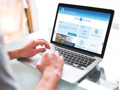 Ein Laptop mit O2 Webseite