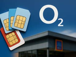SIM-Karten mit einem O2-Logo und einem Supermarkt