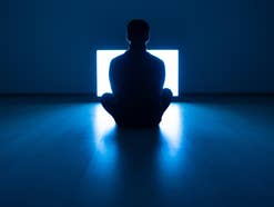 Smart TVs sponieren Nutzer aus Mann sitzt vor Smart TV / Fernseher