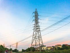 strompreise-der-zukunft-energieexperte-zieht-bilanz Strommast zum Thema: