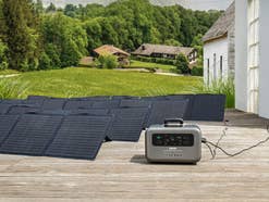 stromspeicher-fuer-alle-vereinen-fordern-rechte-fuer-verbraucher-ein Powerstation und PV-Module von Zendure im Garten