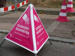 Ein Warnschild vor einer Glasfaser-Baugrube der Telekom Ein Warnschild vor einer Glasfaser-Baugrube der Telekom