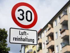 Neue Geldquelle: Regierung will Bürger-Konten anzapfen Tempolimit-Schild