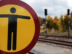 Steht die Bahn in Norddeutschland vor dem Aus? Ein Schild sperrt den Weg zu den Gleisen