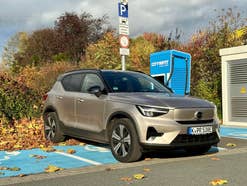 Volvo XC40 Recharge Pure Electric im Test Volvo XC40 Recharge Pure Electric steht an einer Ladesäule.