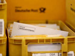 Eine Briefkiste der Deutschen Post mit einer Wahlbenachrichtigung